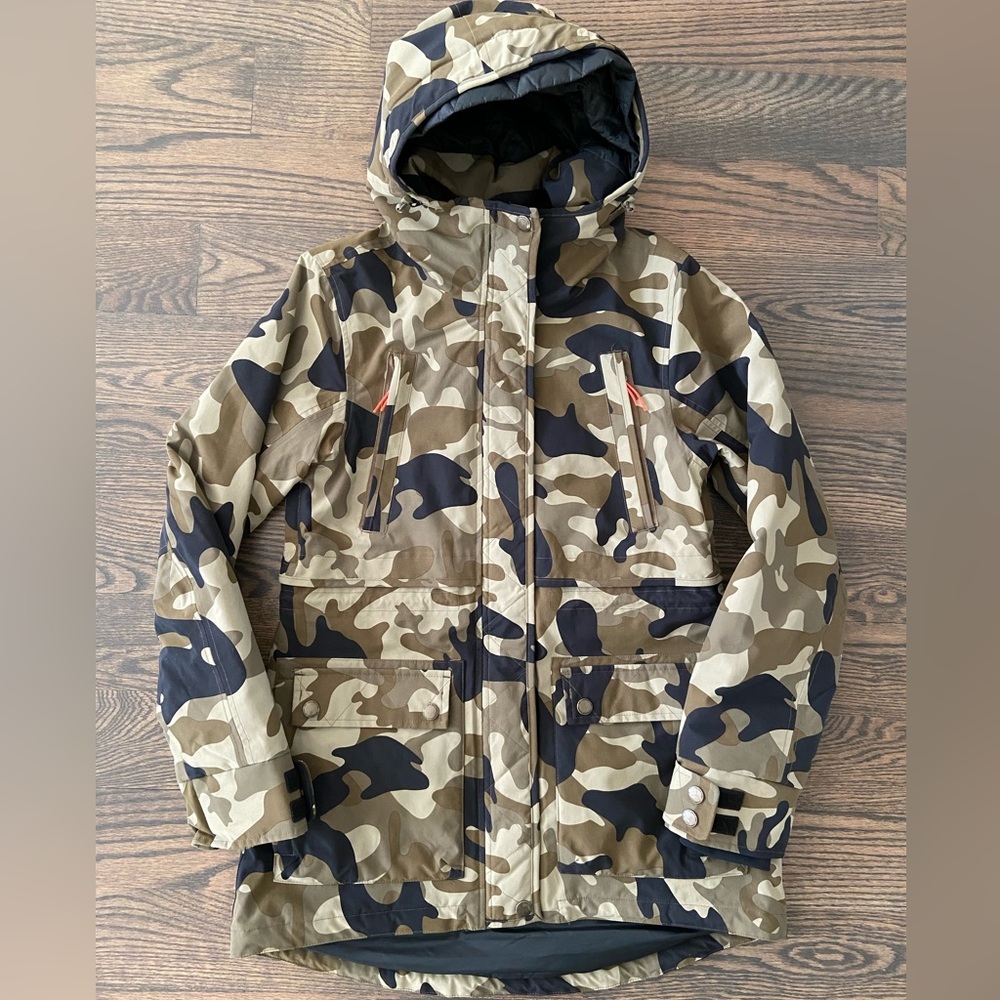 Holden women’s ski/ snowboard camo jacket size M